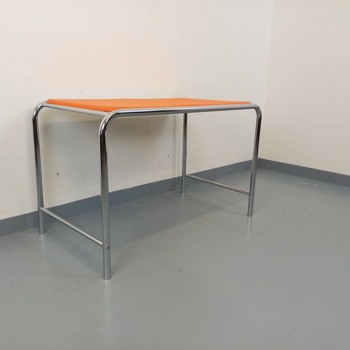 Space Age bureau in oranje imitatieleer en verchroomd metaal photo for sale