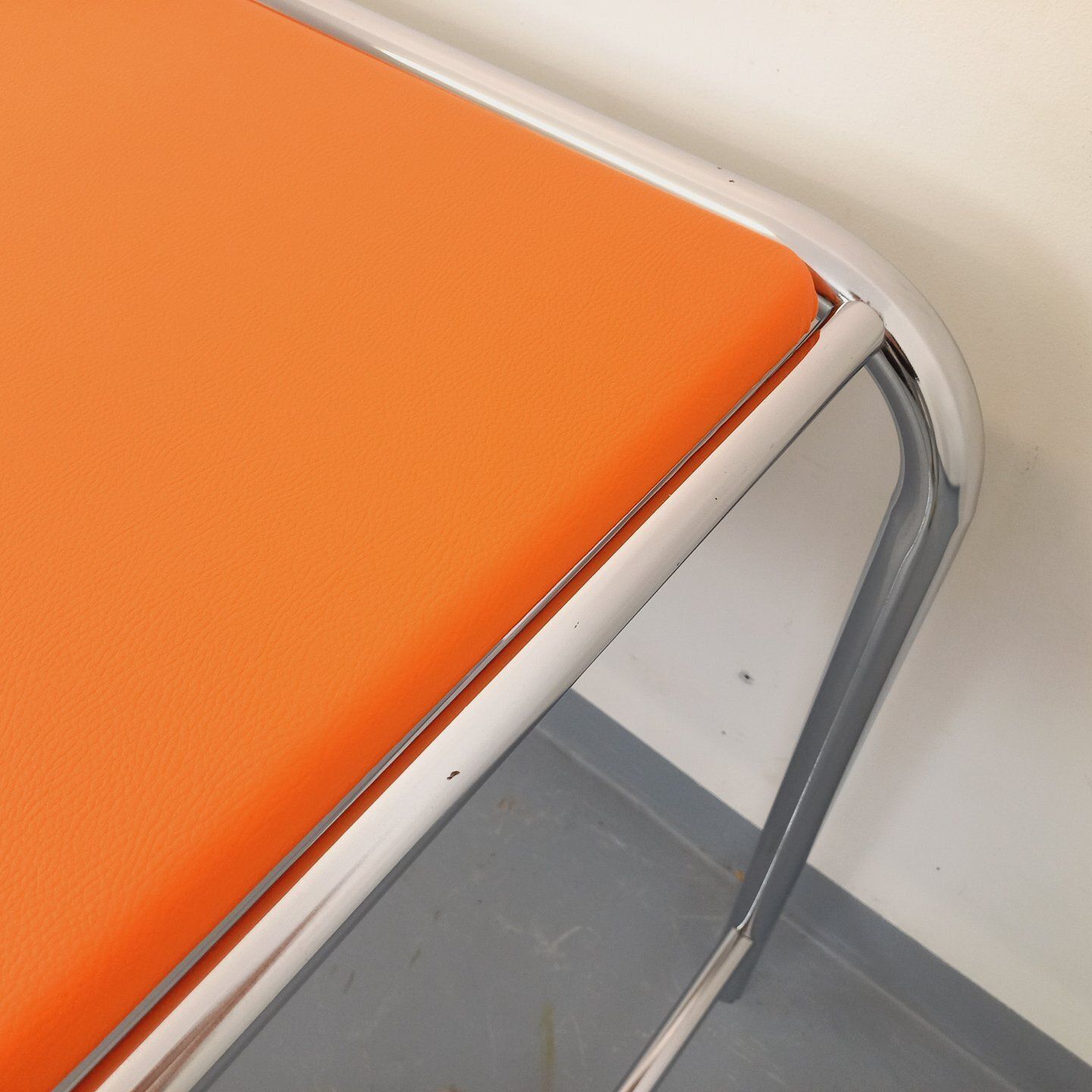 photo furniture Space Age bureau in oranje imitatieleer en verchroomd metaal