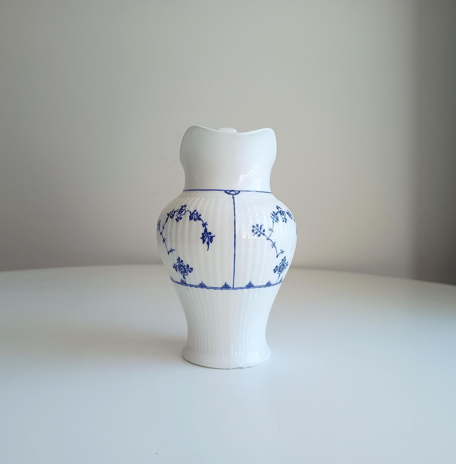 Antiek Mintons Danish Pattern Ewer, Pitcher of Water/Melkkan, begin 20e eeuw, Engeland photo Woonaccessoires