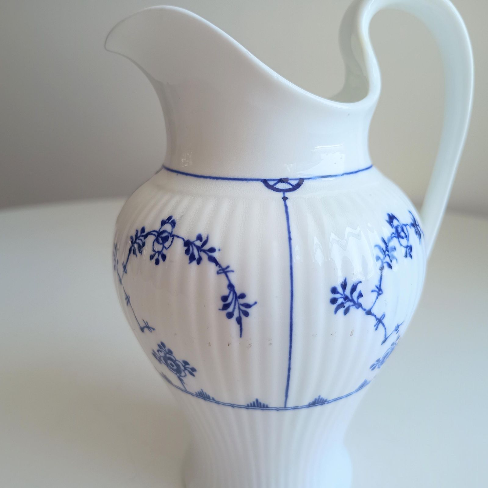 photo furniture Antiek Mintons Danish Pattern Ewer, Pitcher of Water/Melkkan, begin 20e eeuw, Engeland