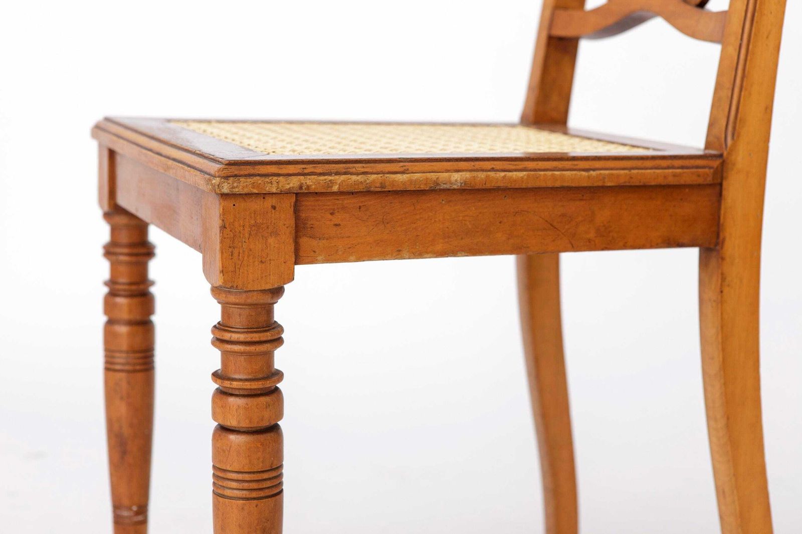 photo furniture Antieke Belgische eetkamerstoel, gerestaureerde rieten stoel, beukenhout, ca. jaren 1920