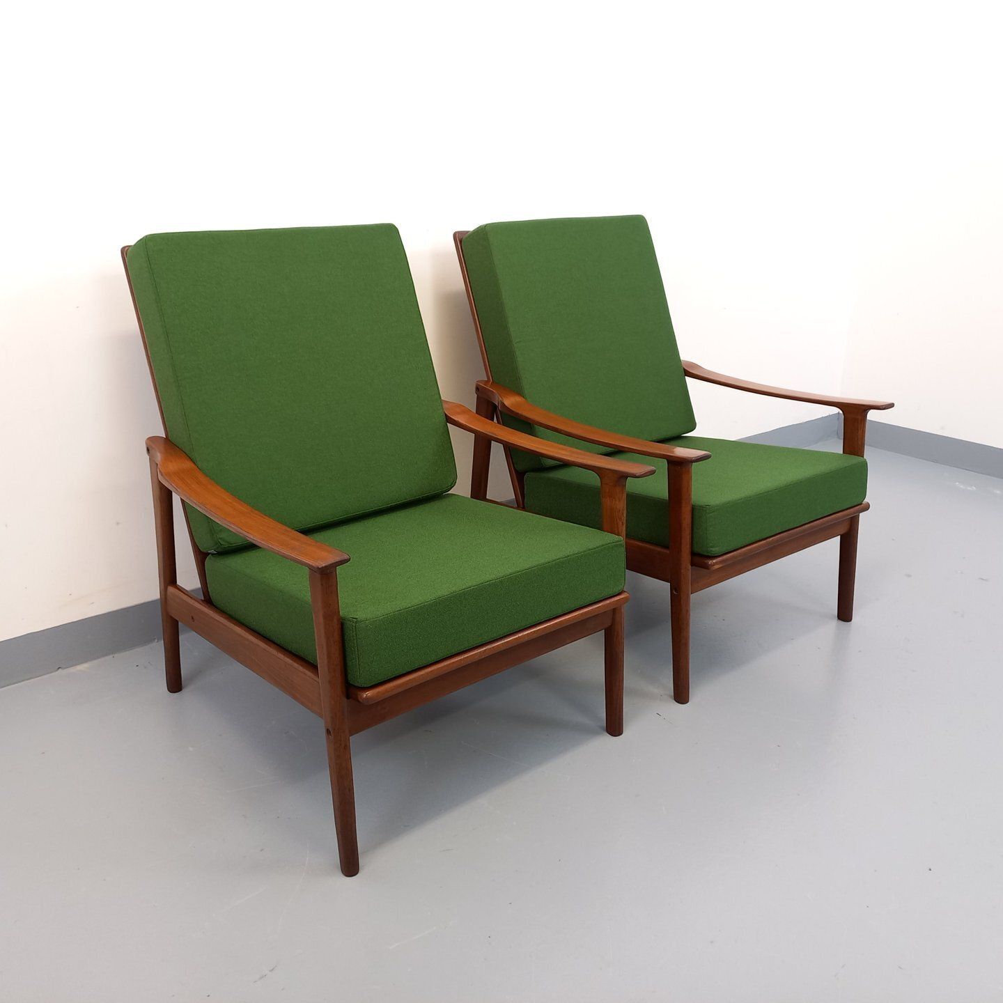 2 Scandinavische fauteuils in teak en groene stof photo furniture