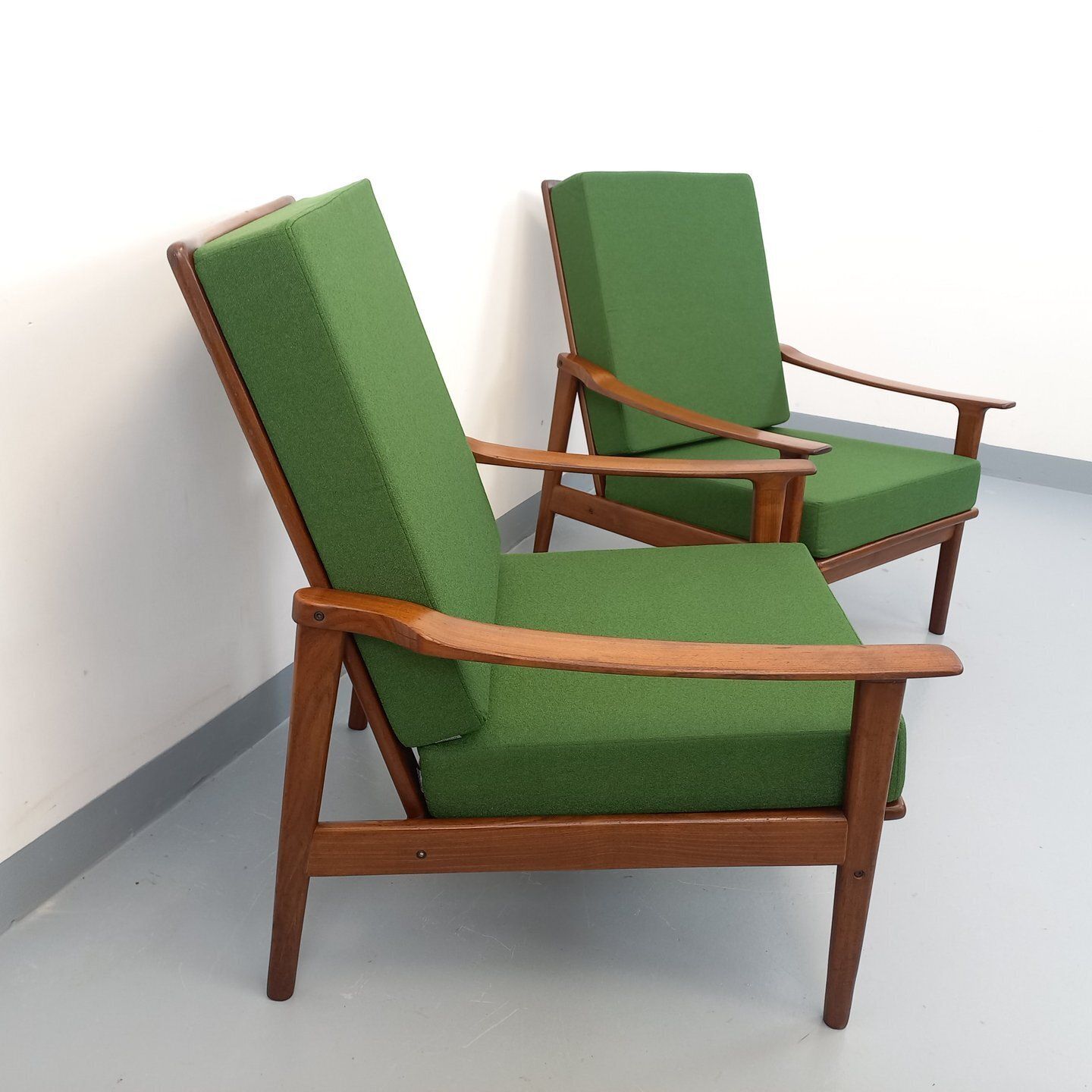 2 Scandinavische fauteuils in teak en groene stof photo Meubels