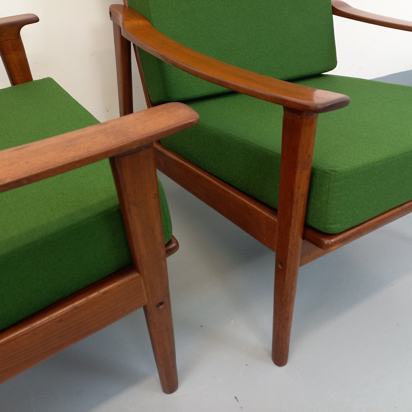 2 Scandinavische fauteuils in teak en groene stof photo vintage