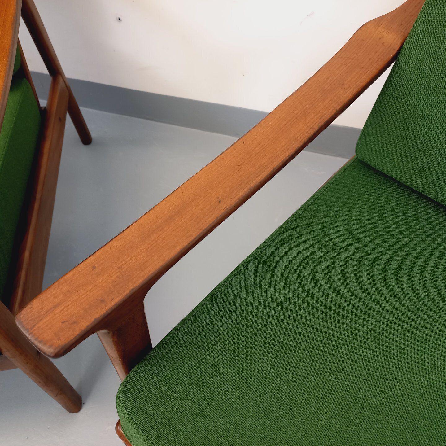 3416.0 2 Scandinavische fauteuils in teak en groene stof photo