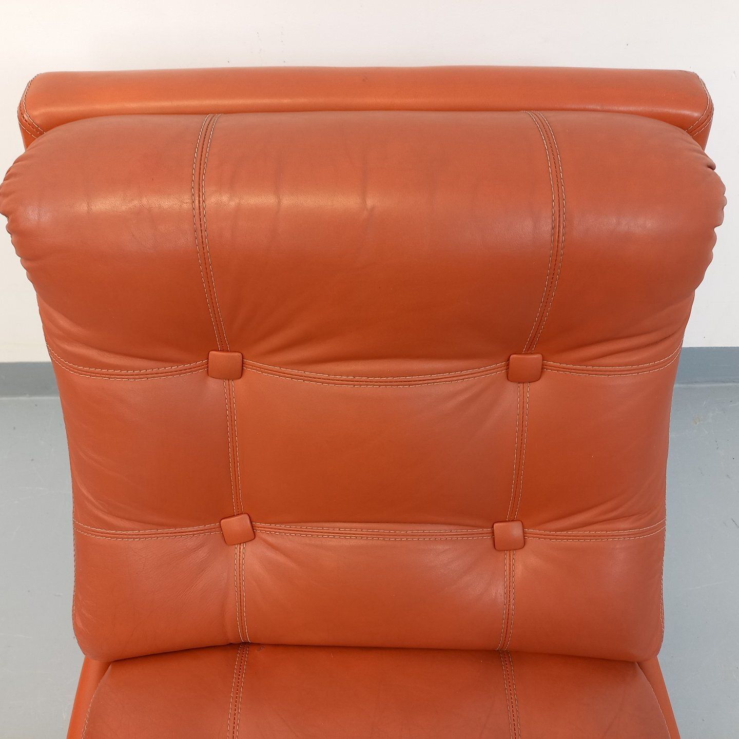photo furniture Roche Bobois stijl chaise longue in verchroomd metaal en leer