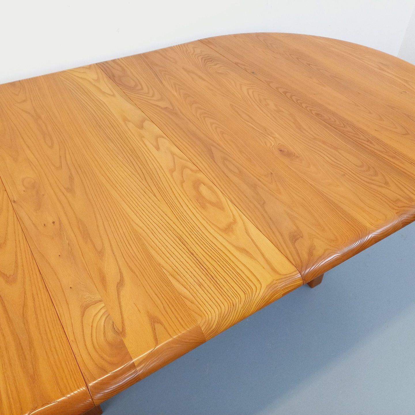 photo vintage Seltz Round Table In Solid Blond Elm With Extensions