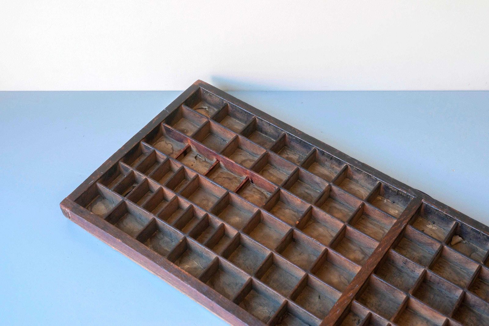 178.0 Casier de typographe d'époque en chêne, boîte à lettres murale, étagère de présentation pour miniatures et objets de collection photo