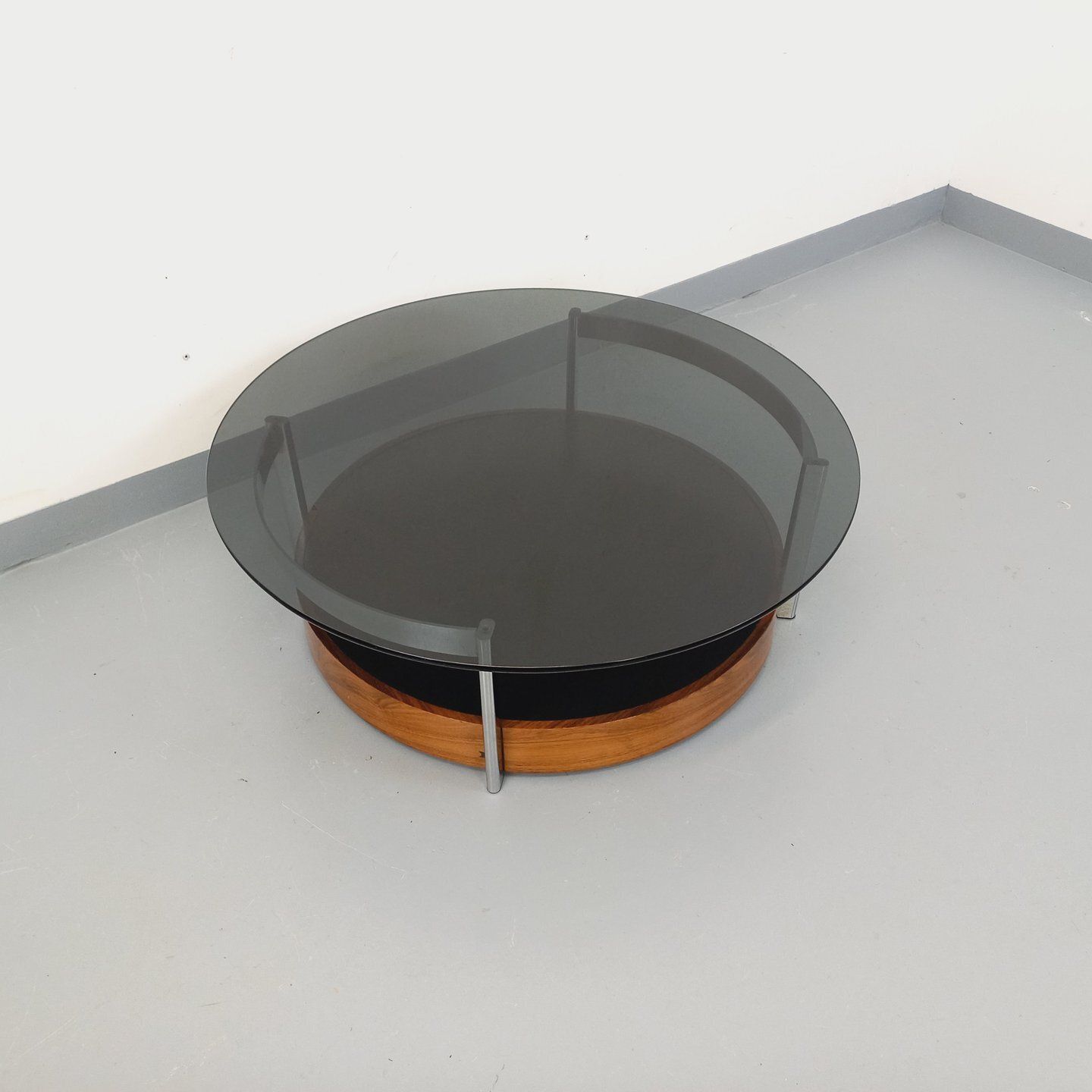 Ronde salontafel in palissander, verchroomd metaal en gerookt glas photo Meubels
