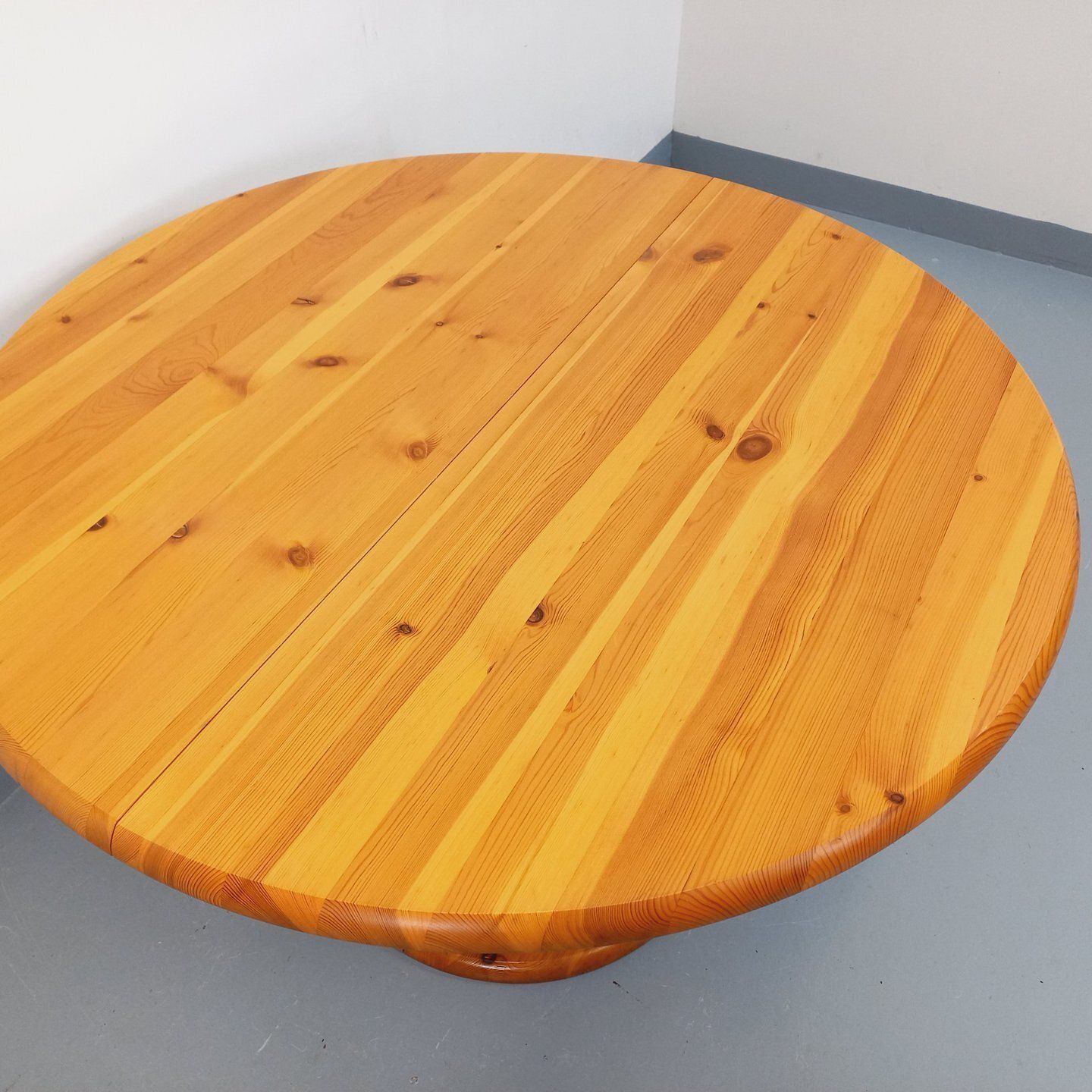 Ronde tafel in de stijl van Rainer Daumiller, van grenenhout photo buy