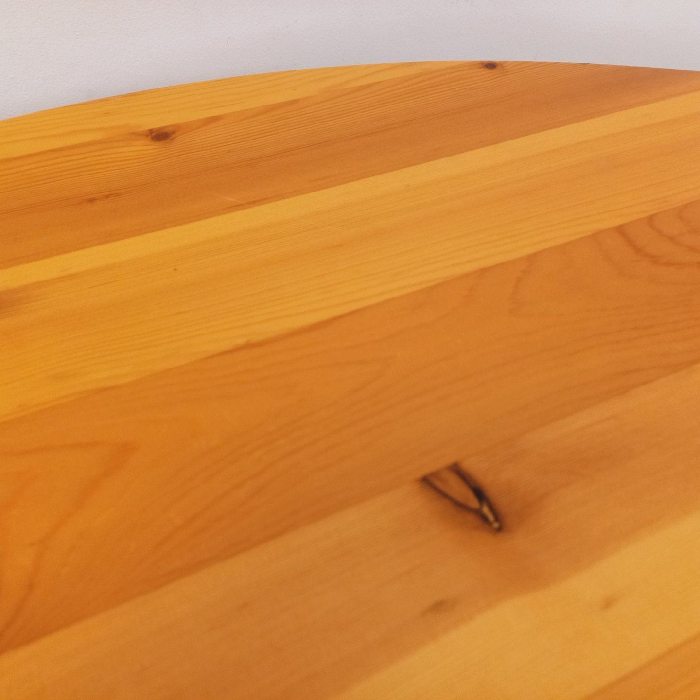 Meubels Ronde tafel in de stijl van Rainer Daumiller, van grenenhout photo