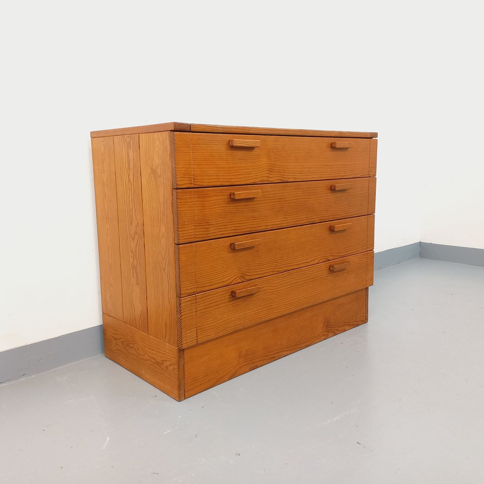 Chest Of Drawers With 4 Pine Drawers photo 931.0