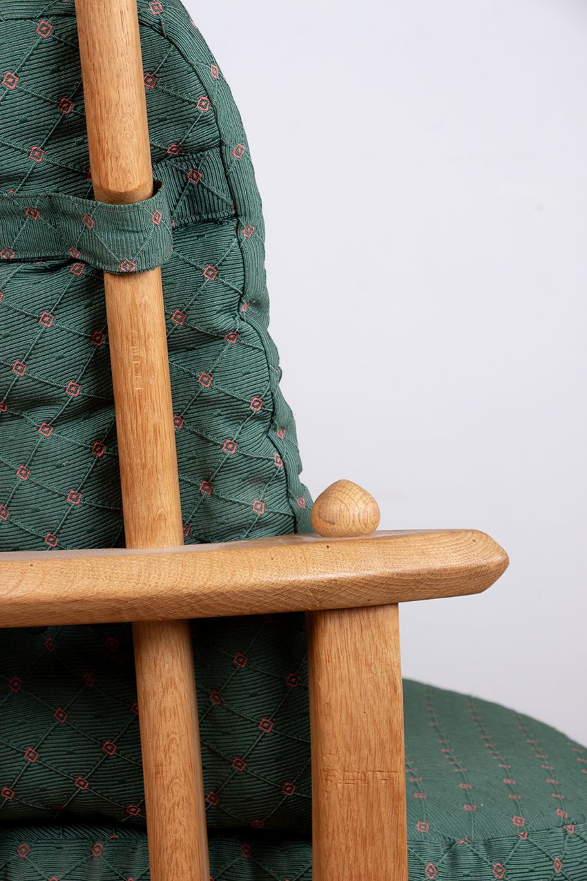 photo vintage Grand fauteuil français en chêne massif par Guillerme et Chambron pour Votre Maison, 1960.