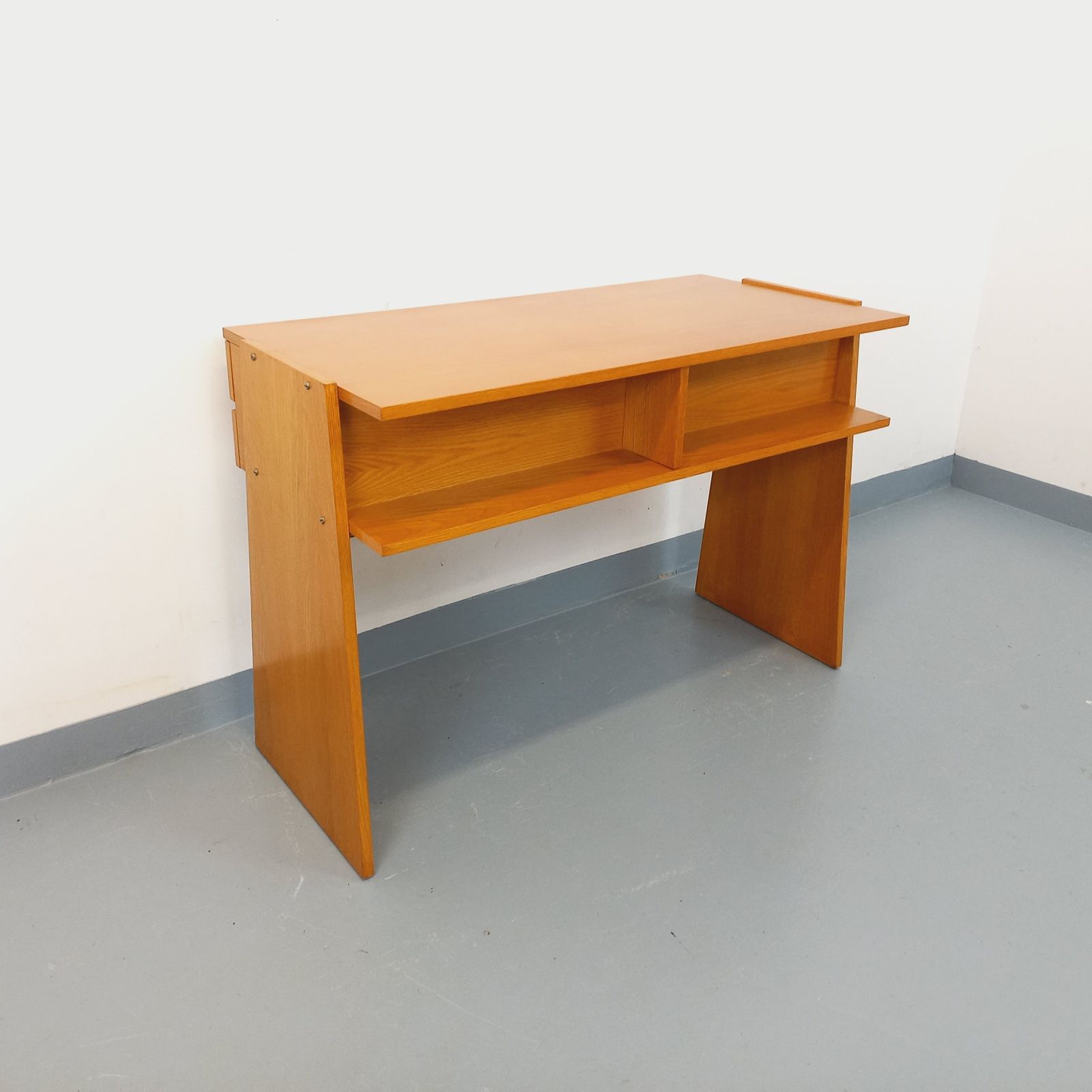 Dubbelzijdig bureau met trapeziumvormige eikenhouten poten photo for sale