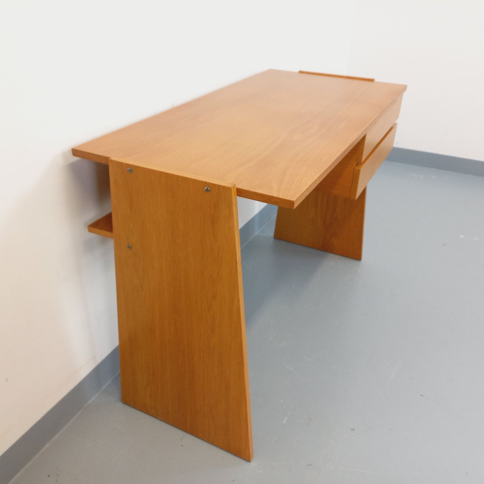 Dubbelzijdig bureau met trapeziumvormige eikenhouten poten photo Meubels