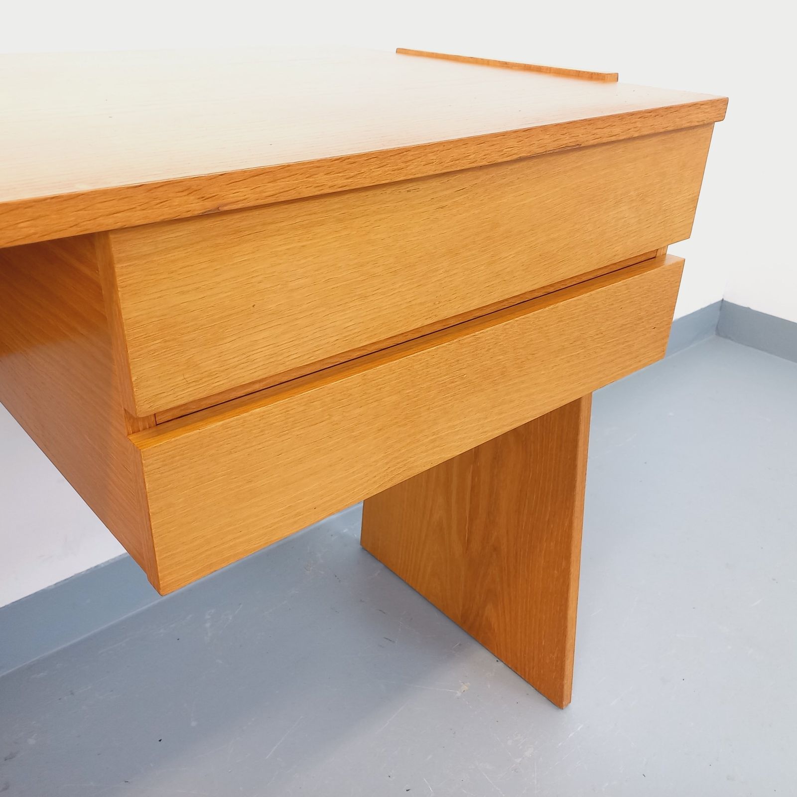 photo for sale Dubbelzijdig bureau met trapeziumvormige eikenhouten poten