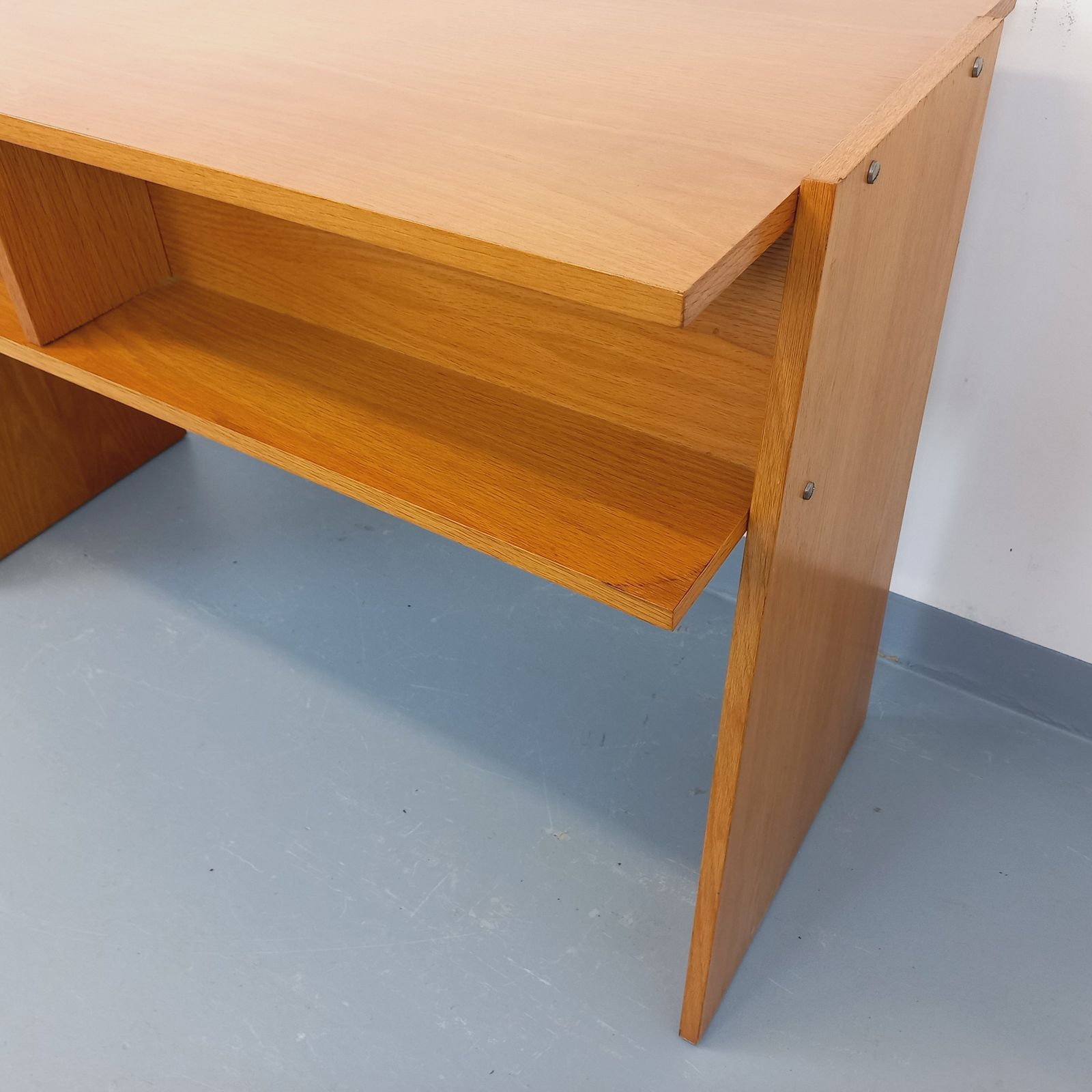931.0 Dubbelzijdig bureau met trapeziumvormige eikenhouten poten photo