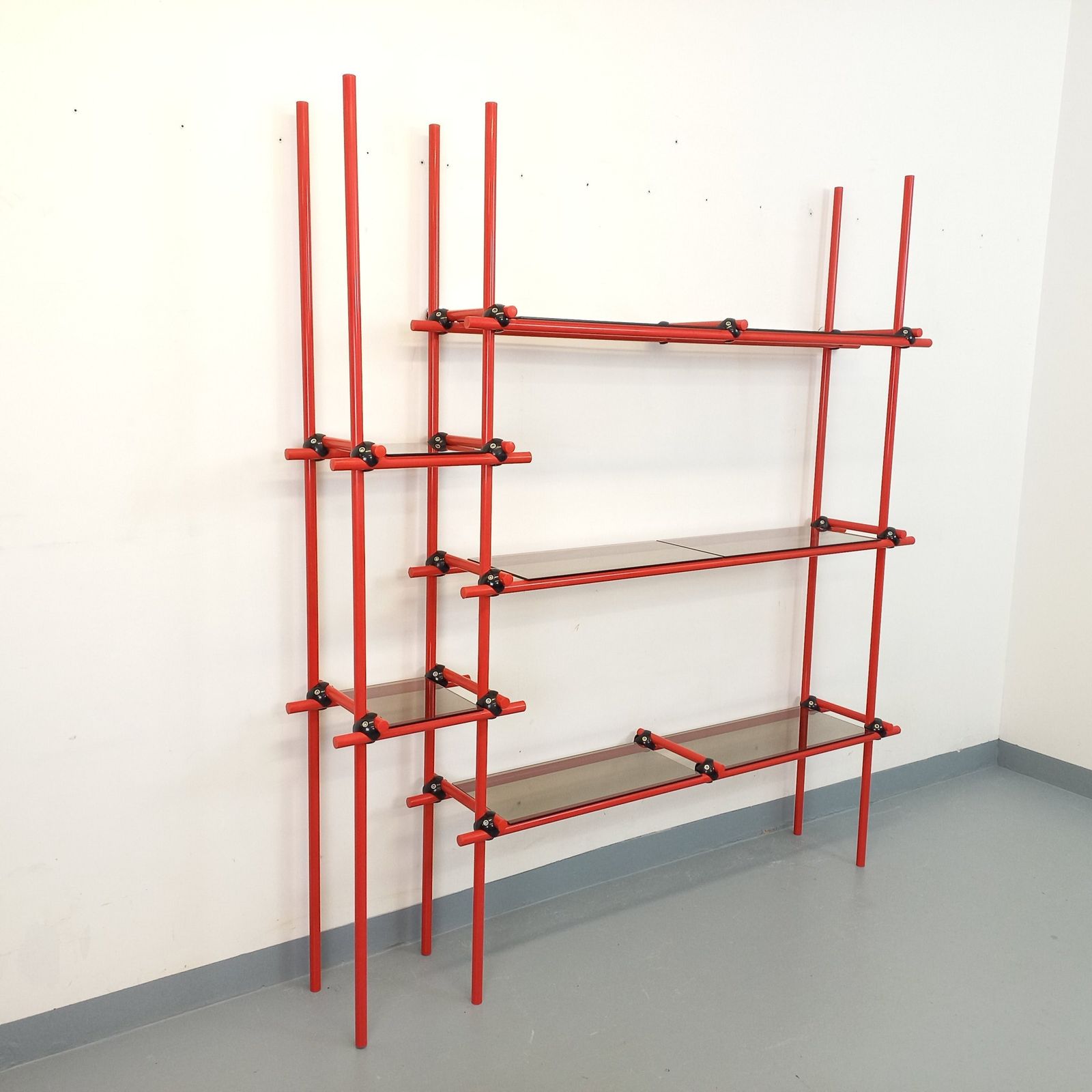 Italiaanse boekenkast in Bauhaus-stijl, rood metaal en rookglas