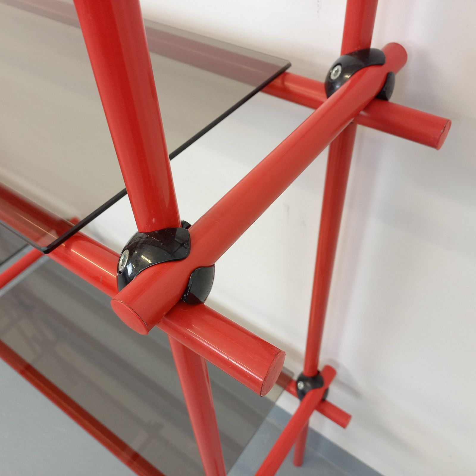 Meubels Italiaanse boekenkast in Bauhaus-stijl, rood metaal en rookglas photo