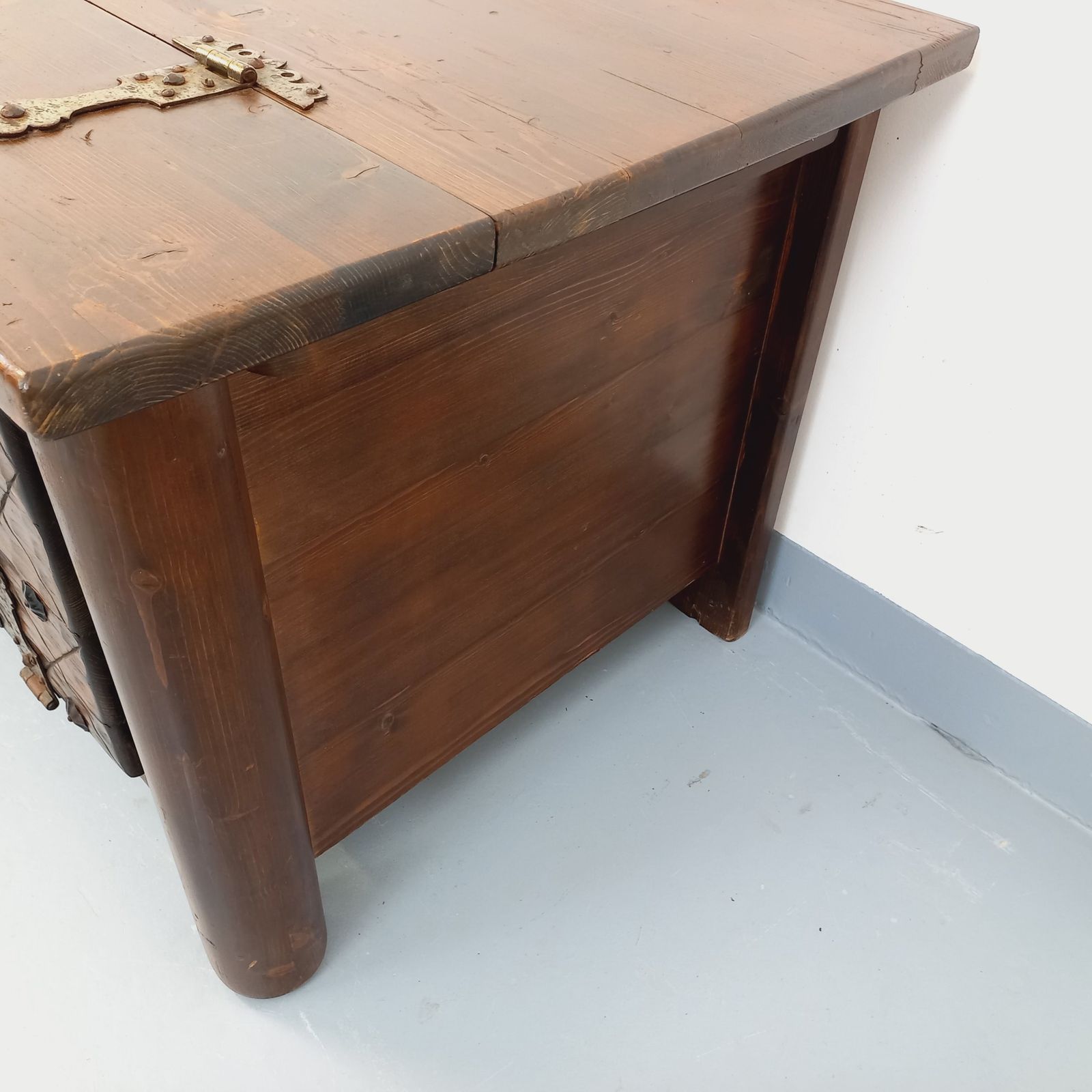 photo furniture Georges Robert Brutalist Pine Dressoir