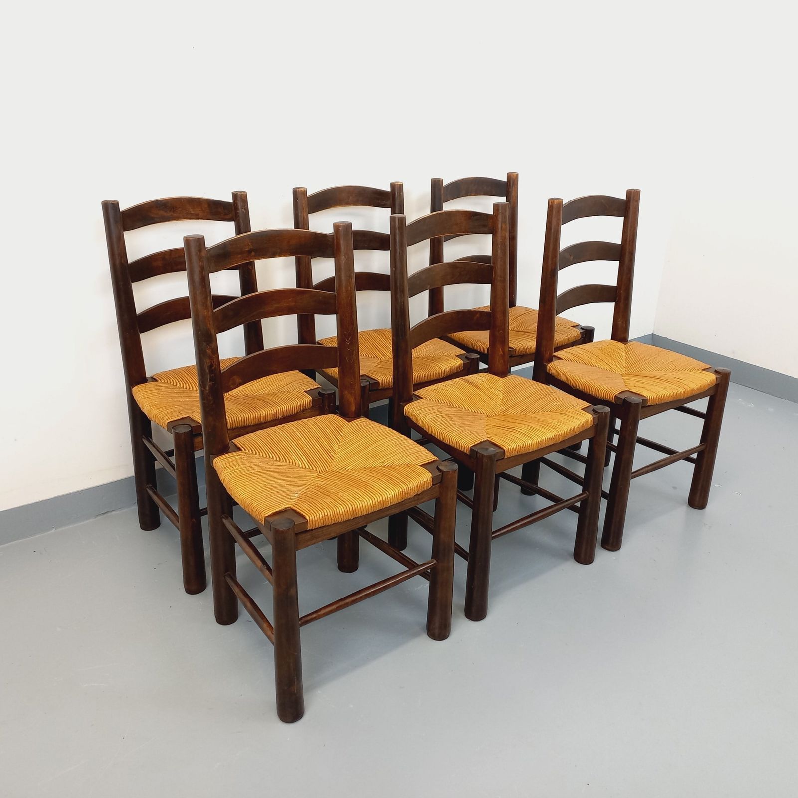6 Brutalistische stoelen van Georges Robert in hout en stro photo furniture