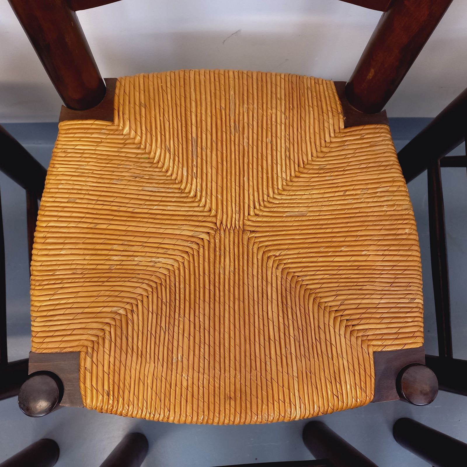 photo vintage 6 Brutalistische stoelen van Georges Robert in hout en stro