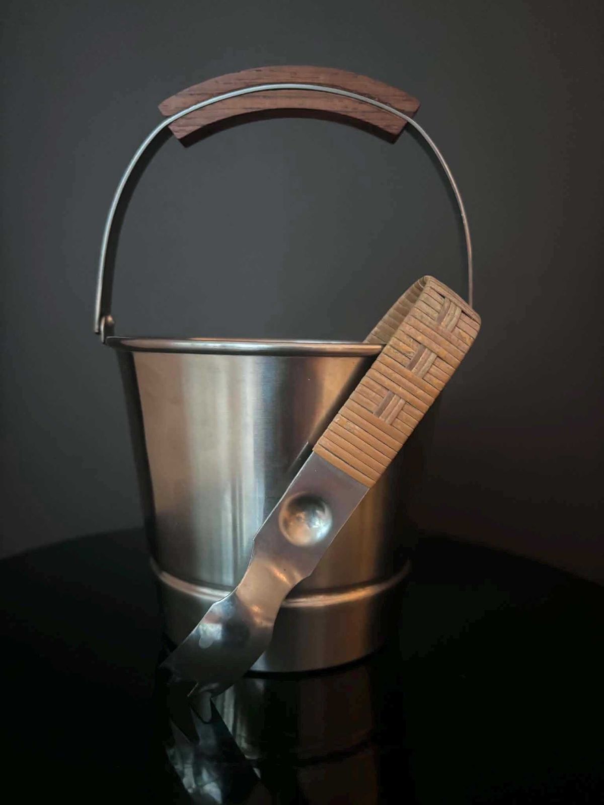 photo vinterior Vintage Lundtofte Denmark IJsemmer van Roestvrij Staal & Teak met Gevlochten IJstang – Scandinavian Modern Barware, ca. jaren 1960