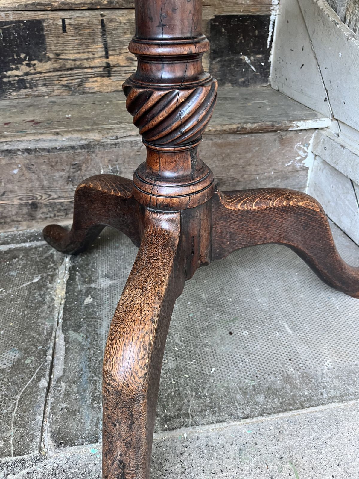 Georgian Oak And Yew Circular Tilt Top Wine Table photo vinterior
