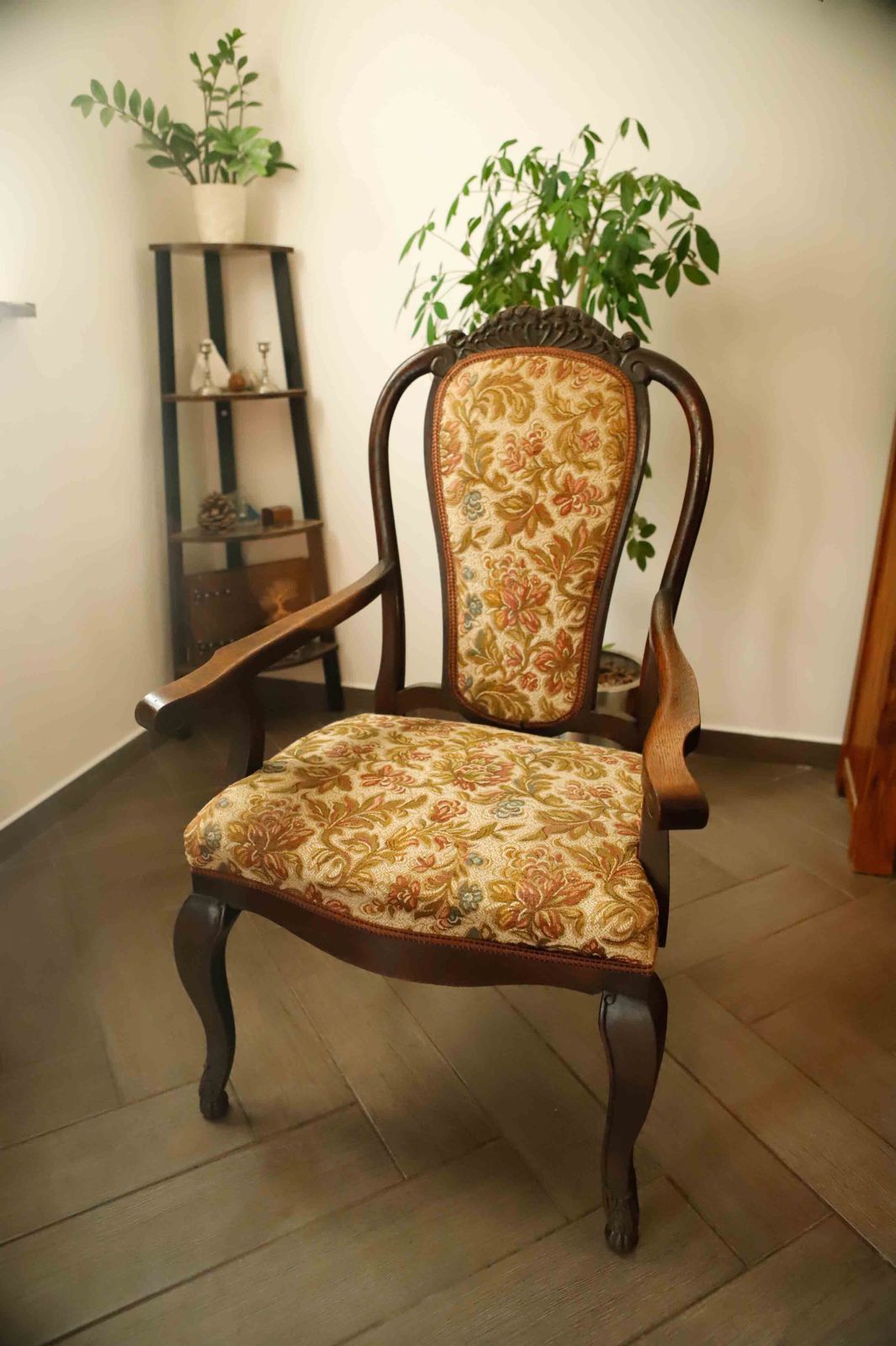Antieke Queen Anne Revival Carver Fauteuil met Bloemen Tapijtbekleding
