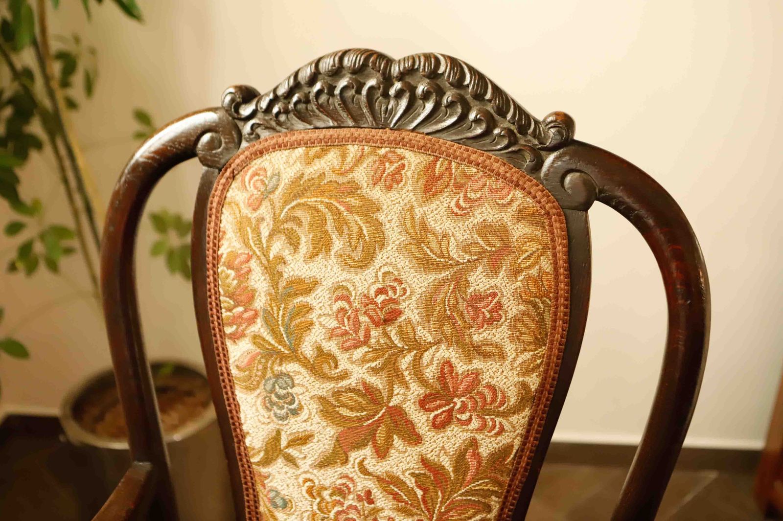 photo vinterior Antique Queen Anne Revival Carver Armchair With Floral Tapestry Upholstery