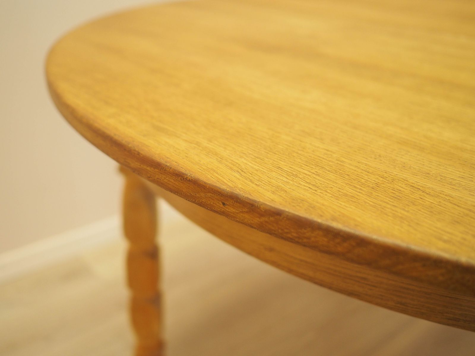 Meubels Ronde eettafel, Deens design, ca. jaren 1960, ontwerper: Henning Kjærnulf photo