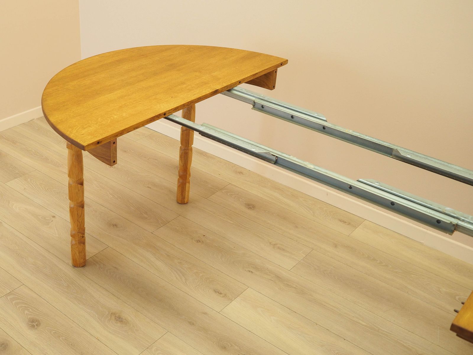 photo vinterior Ronde eettafel, Deens design, ca. jaren 1960, ontwerper: Henning Kjærnulf