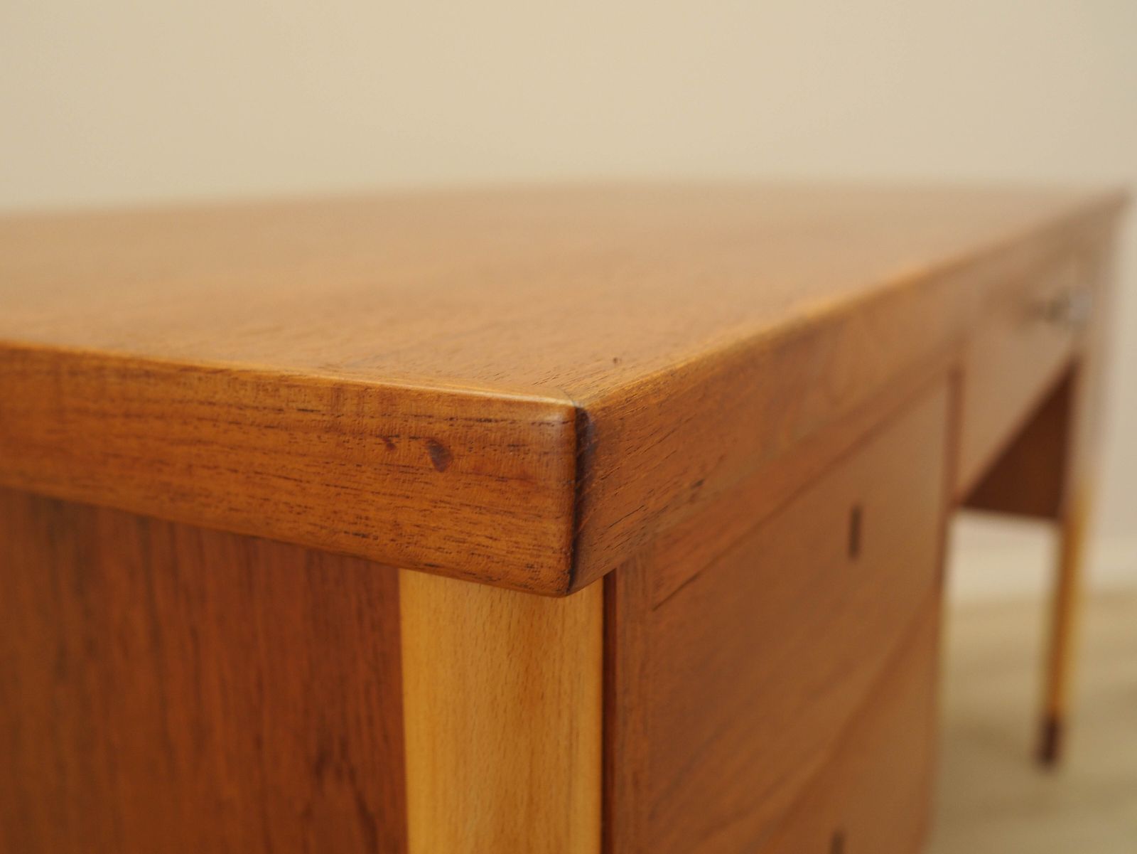 photo for sale Bureau en teck, design danois, années 1970, fabriqué au Danemark