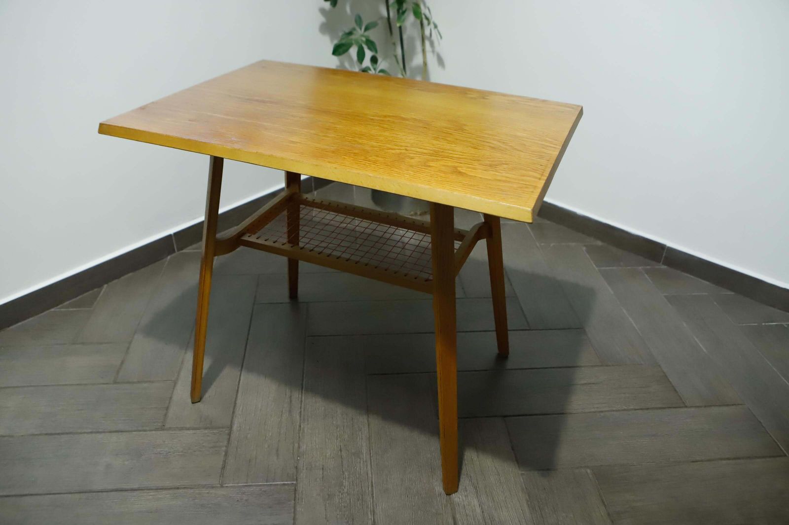 Brussels-stijl retro tafel met rood gevlochten schap – Dřevopodnik Holešov photo Meubels