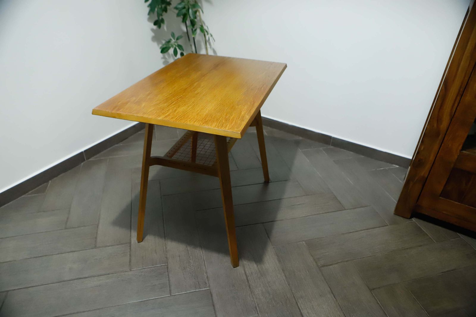 Brussels-stijl retro tafel met rood gevlochten schap – Dřevopodnik Holešov photo buy