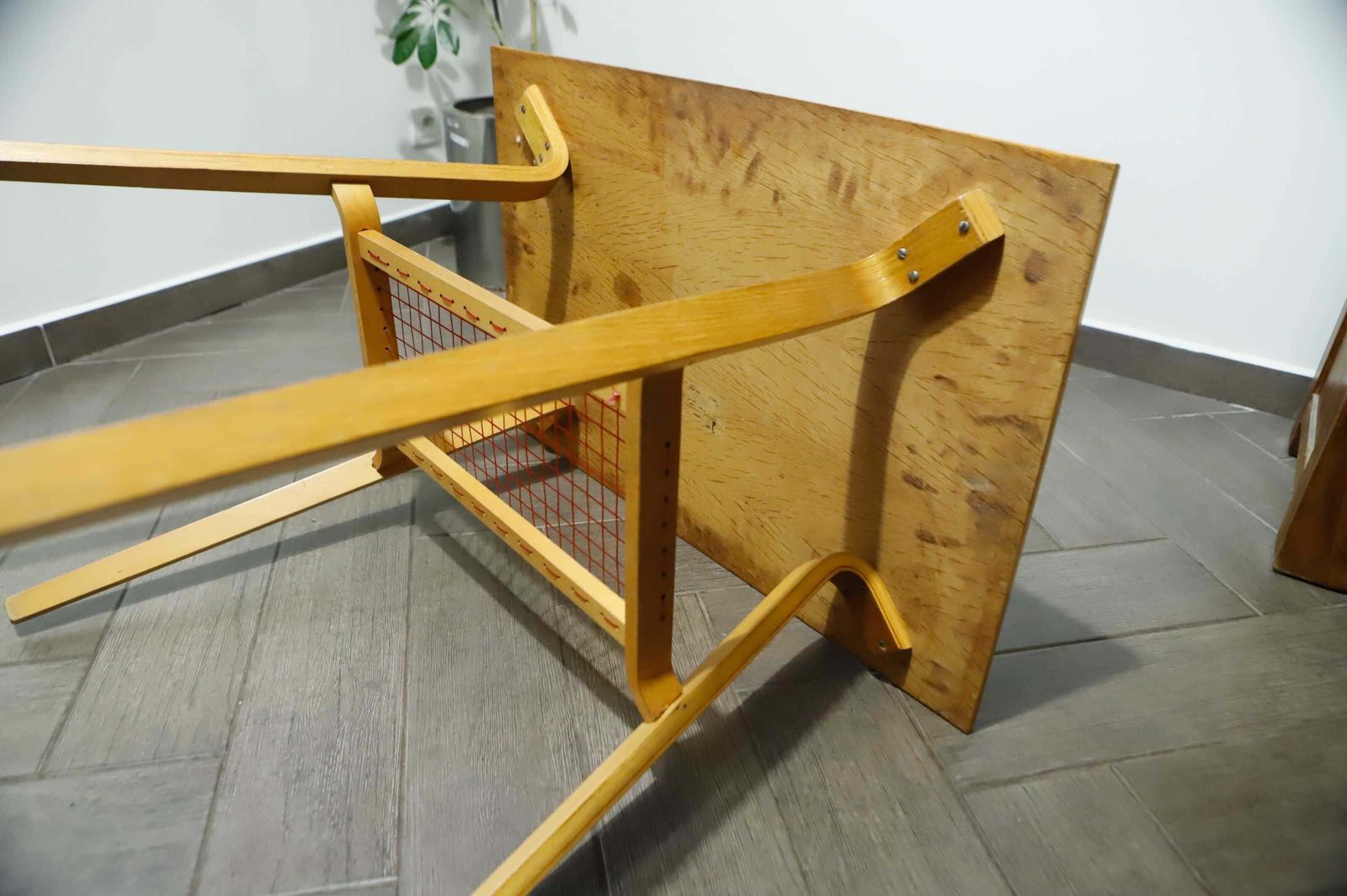 Brussels-stijl retro tafel met rood gevlochten schap – Dřevopodnik Holešov photo vintage