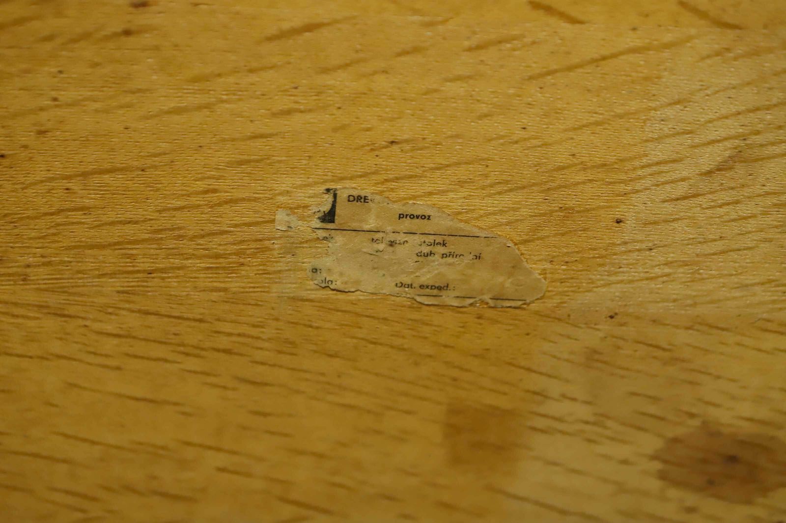 196.0 Brussels-stijl retro tafel met rood gevlochten schap – Dřevopodnik Holešov photo