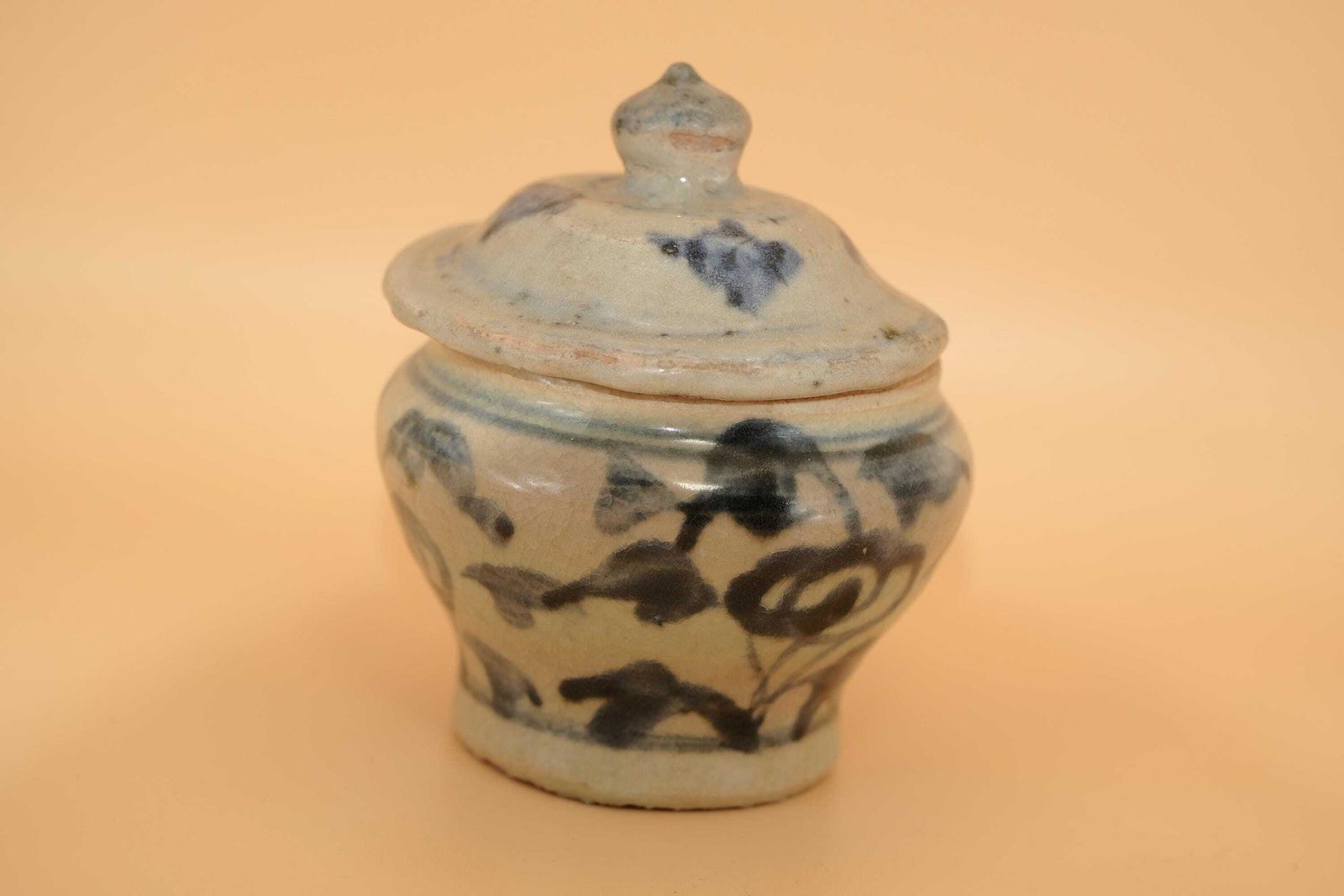 Antiek Chinees provinciaal blauw-wit aardewerken pot | Late Qing, vroege Republiek, volkskunst, ca. 1880-1920 photo for sale
