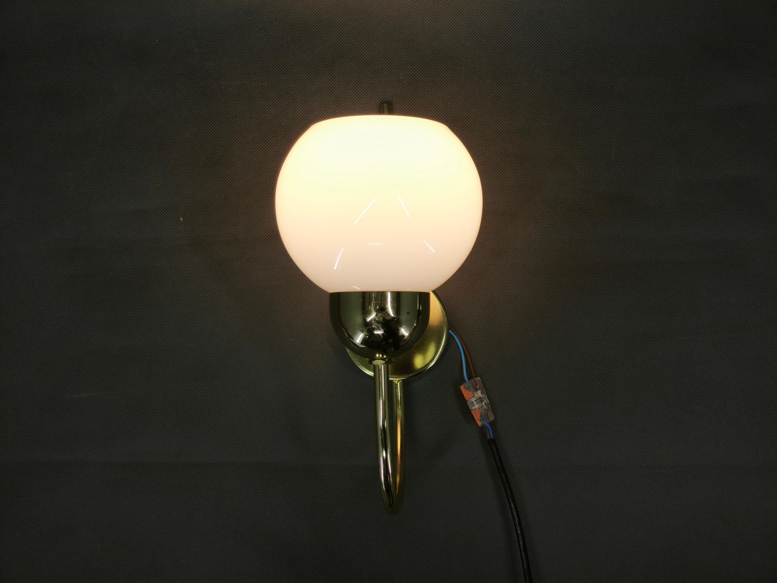 Ensemble de trois appliques murales en laiton et verre opaline par Kamenický Šenov, années 1970 photo Luminaires