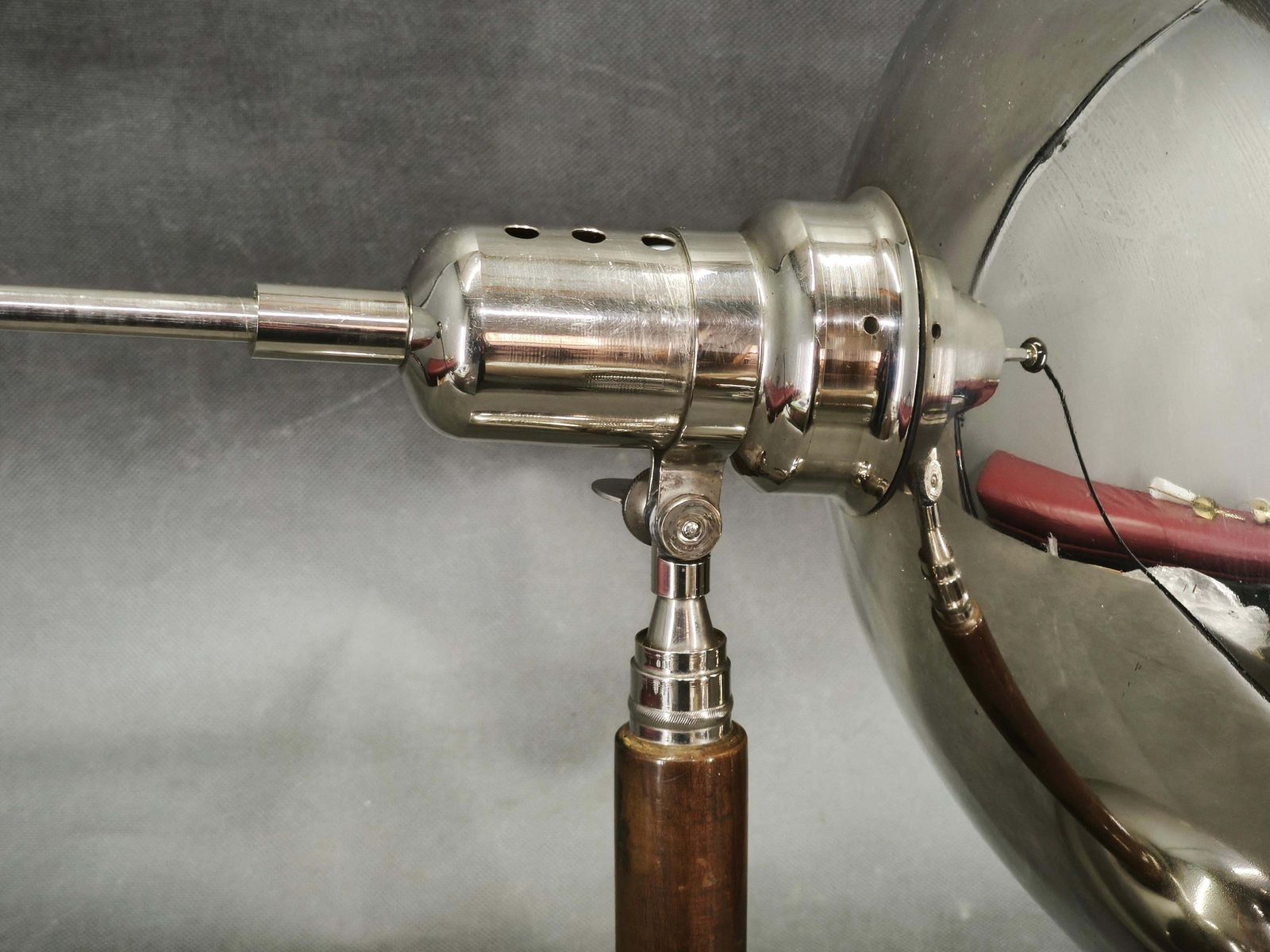 photo for sale Lampe de table Bauhaus chromée avec manche en hêtre, Tchécoslovaquie, années 1930