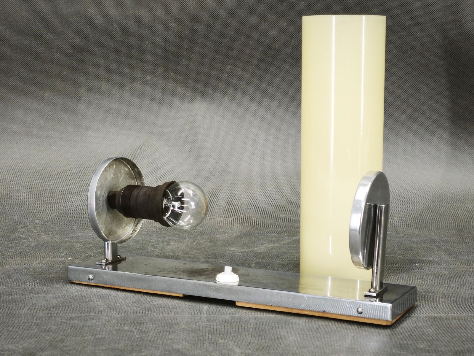 Applique murale Bauhaus chromée avec verre opalin crème, Tchécoslovaquie, années 1930 photo Luminaires