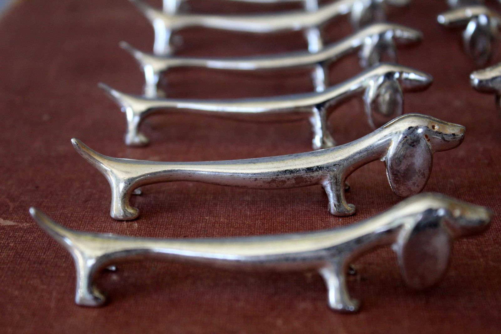 Vintage set van 11 zilvergekleurde messenleggers met hond, teckel, dierenfiguur – voor aan de eettafel, geschikt als stokjeslegger en besteklegger photo 59.0