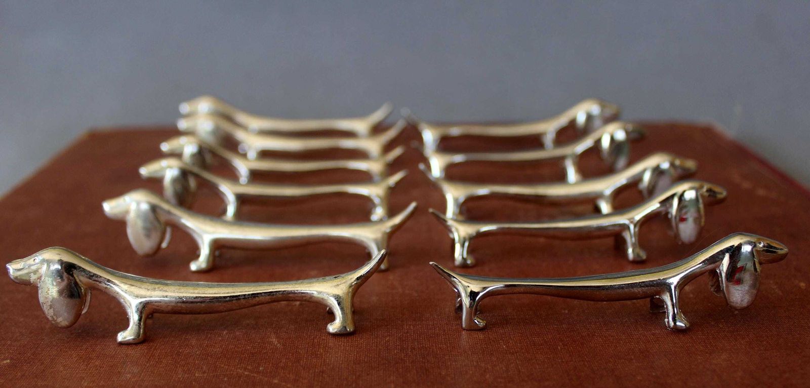 photo for sale Vintage set van 11 zilvergekleurde messenleggers met hond, teckel, dierenfiguur – voor aan de eettafel, geschikt als stokjeslegger en besteklegger