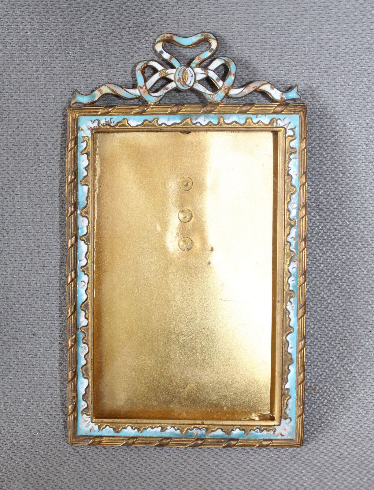 Cadre photo d'époque en bronze doré, émail champlevé, de style Louis XVI, XIXe siècle, fronton en ruban, éclat sur le verre photo furniture