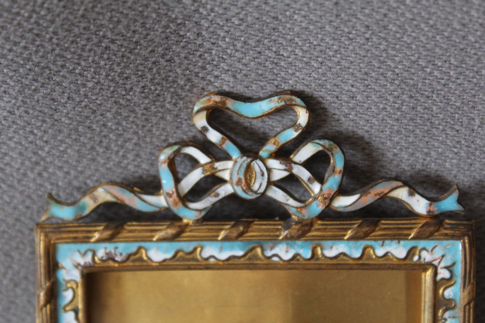 Cadre photo d'époque en bronze doré, émail champlevé, de style Louis XVI, XIXe siècle, fronton en ruban, éclat sur le verre photo for sale