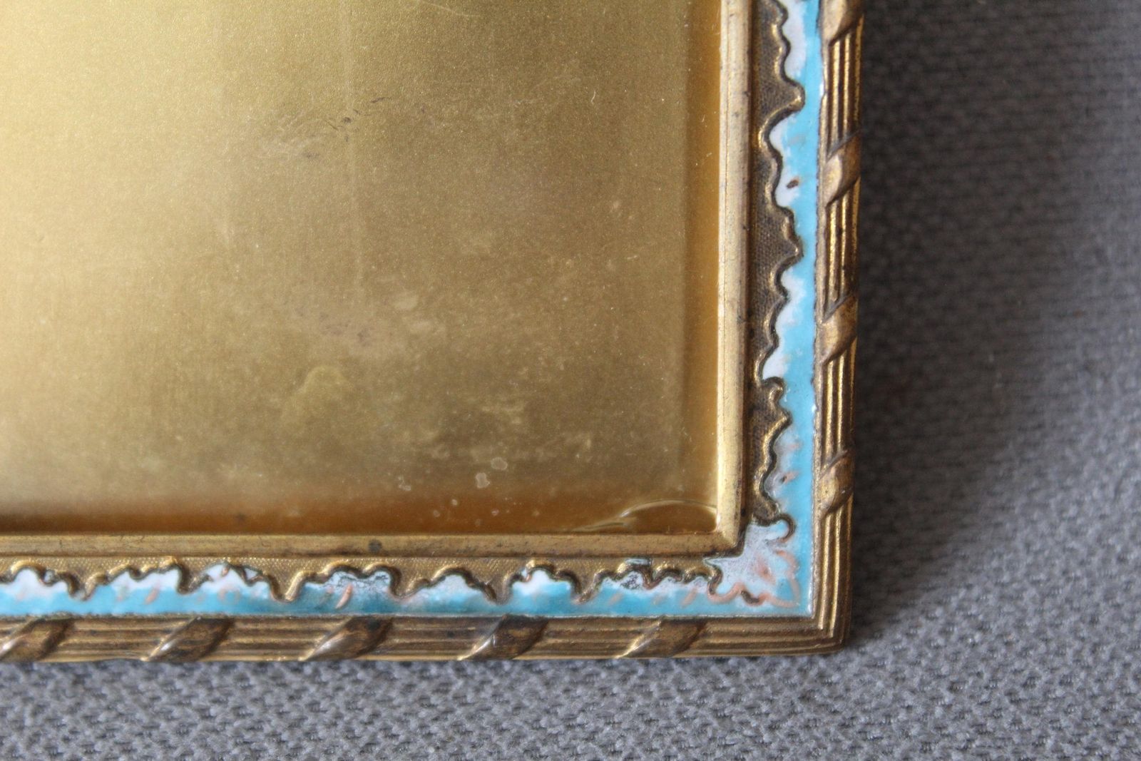 Cadre photo d'époque en bronze doré, émail champlevé, de style Louis XVI, XIXe siècle, fronton en ruban, éclat sur le verre photo vintage