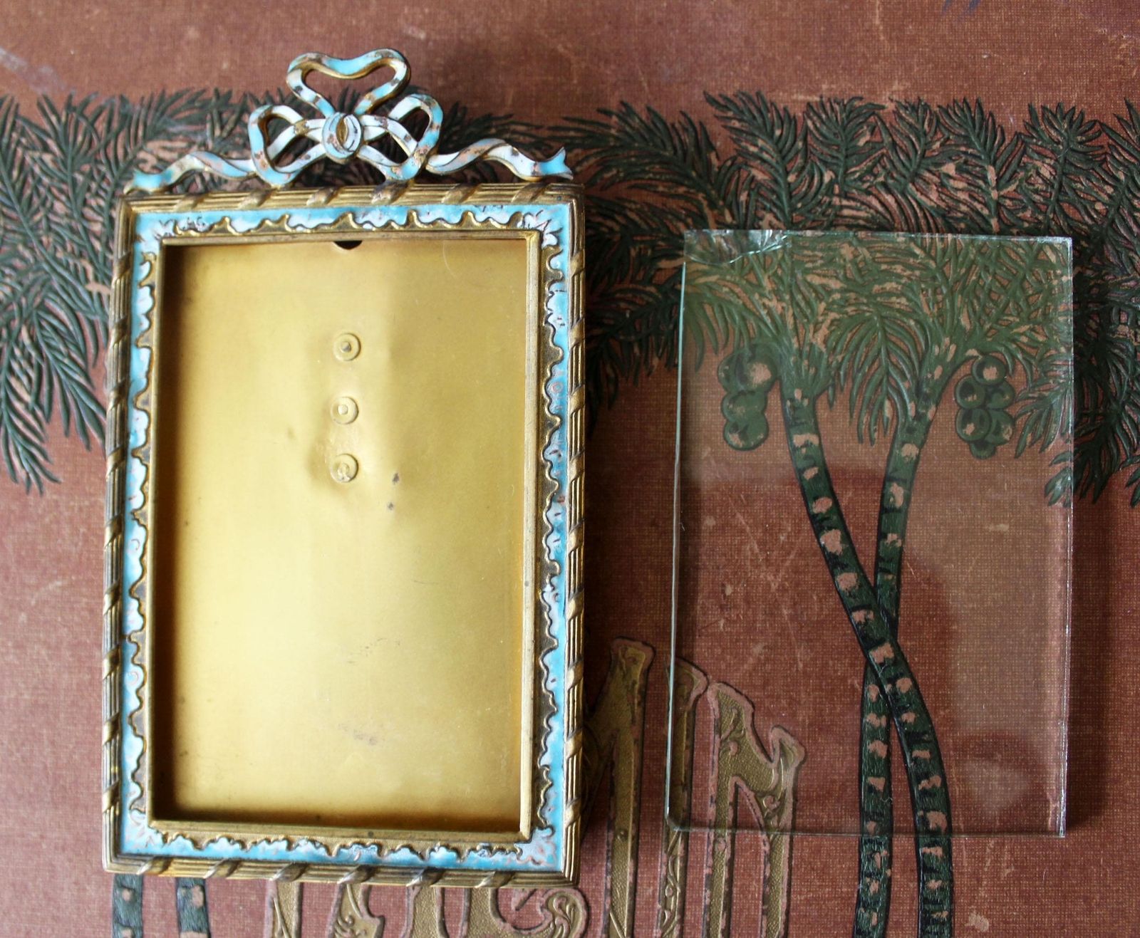 Décoration Cadre photo d'époque en bronze doré, émail champlevé, de style Louis XVI, XIXe siècle, fronton en ruban, éclat sur le verre photo