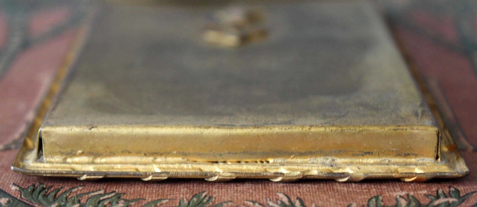 photo vinterior Antieke vergulde bronzen Franse fotolijst, 19e eeuw, champlevé-emailwerk, Louis XVI-stijl, Napoleon XIX, lintmotief bovenaan, chip in het glas