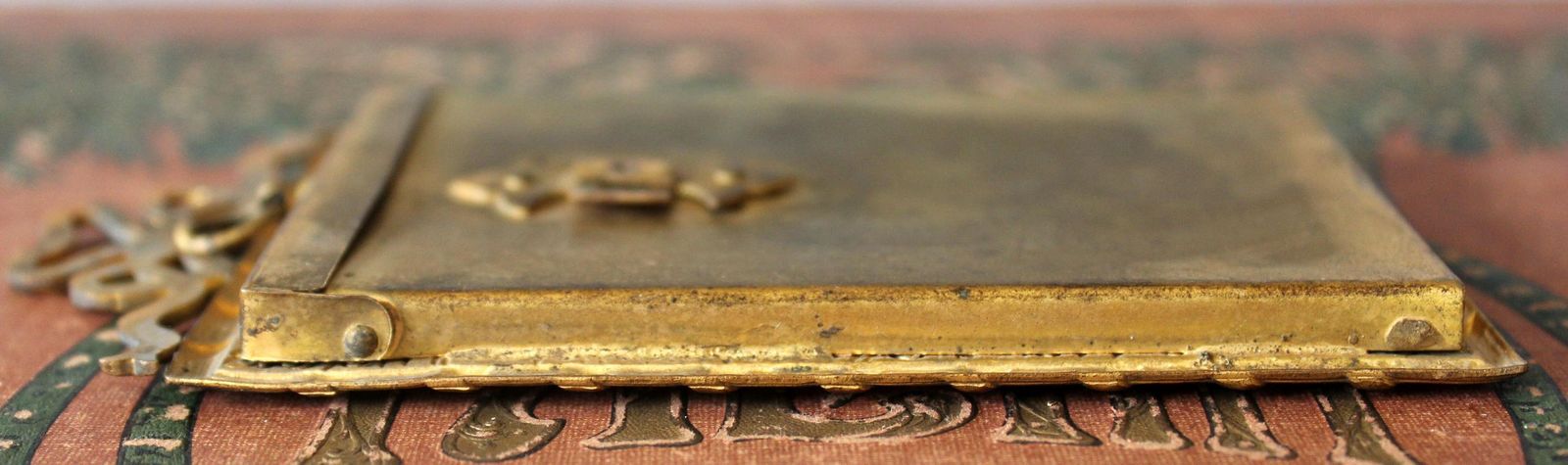 photo buy Cadre photo d'époque en bronze doré, émail champlevé, de style Louis XVI, XIXe siècle, fronton en ruban, éclat sur le verre