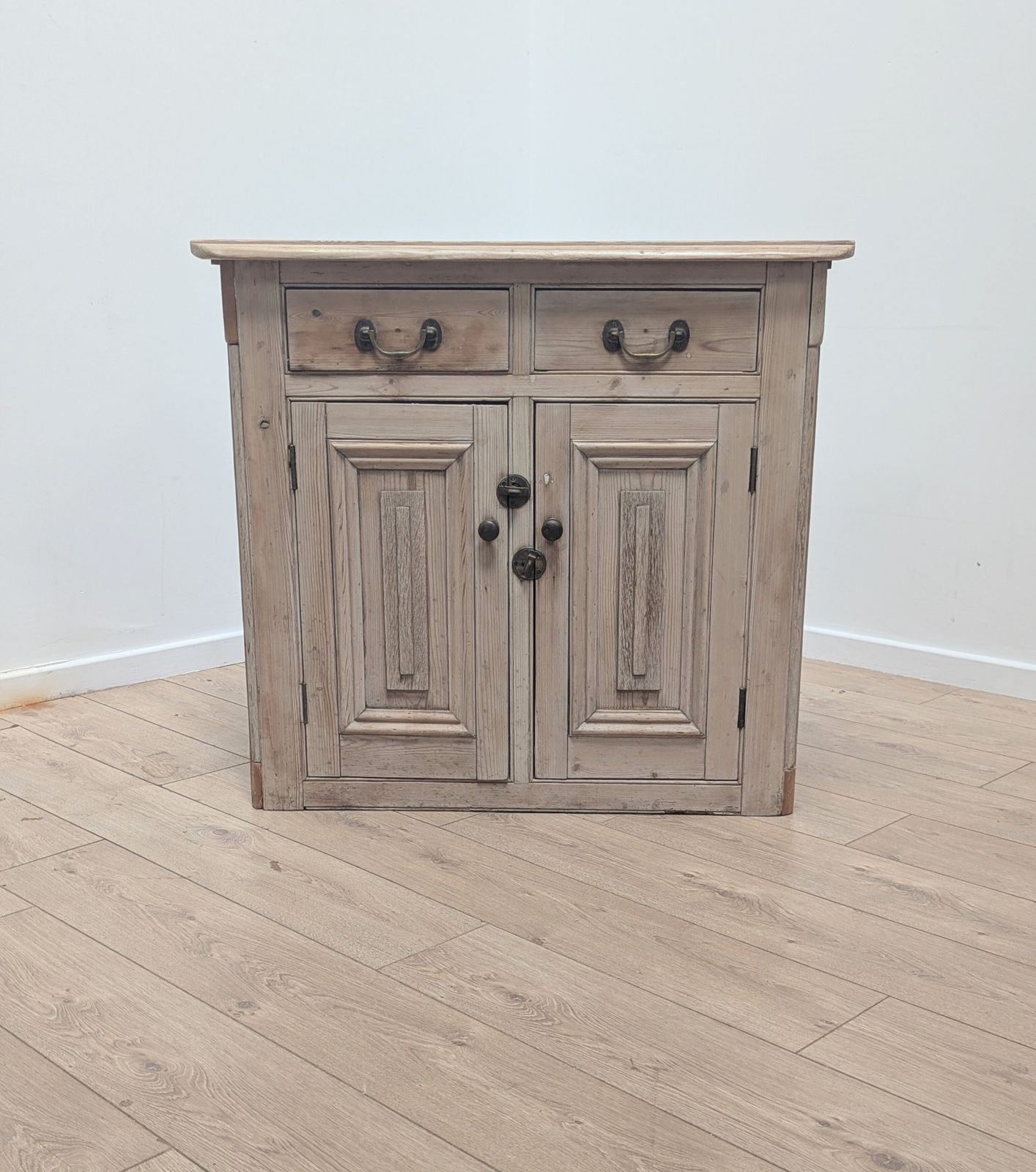 Armoire vintage victorienne en pin sculpté, 2 tiroirs et porte, livraison disponible 0358. photo for sale